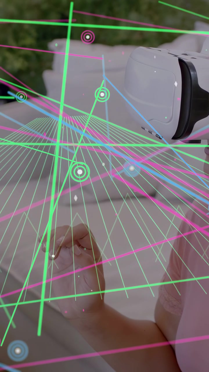 Video verticale: Donna che indossa un visore VR bianco, alza la mano e attiva una griglia olografica, mostrando tecnologia.