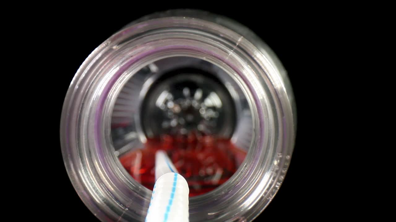 밖에서 시작한 다음 스포츠 음료 또는 주스 병에 밀어 넣습니다.