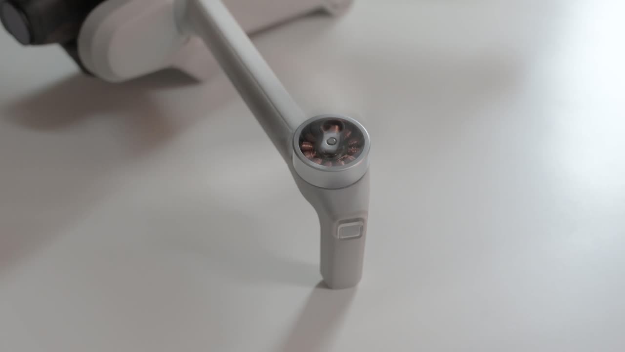 fotografía en primer plano de los motores de hélice del avión no tripulado que comienzan con luz verde en una superficie plana