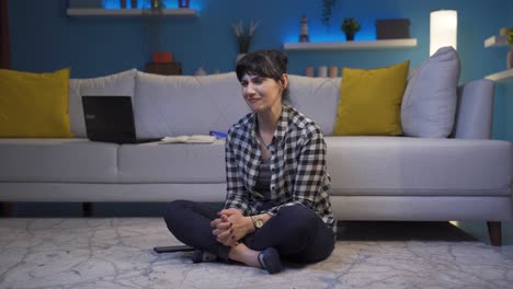 la mujer triste está llorando.