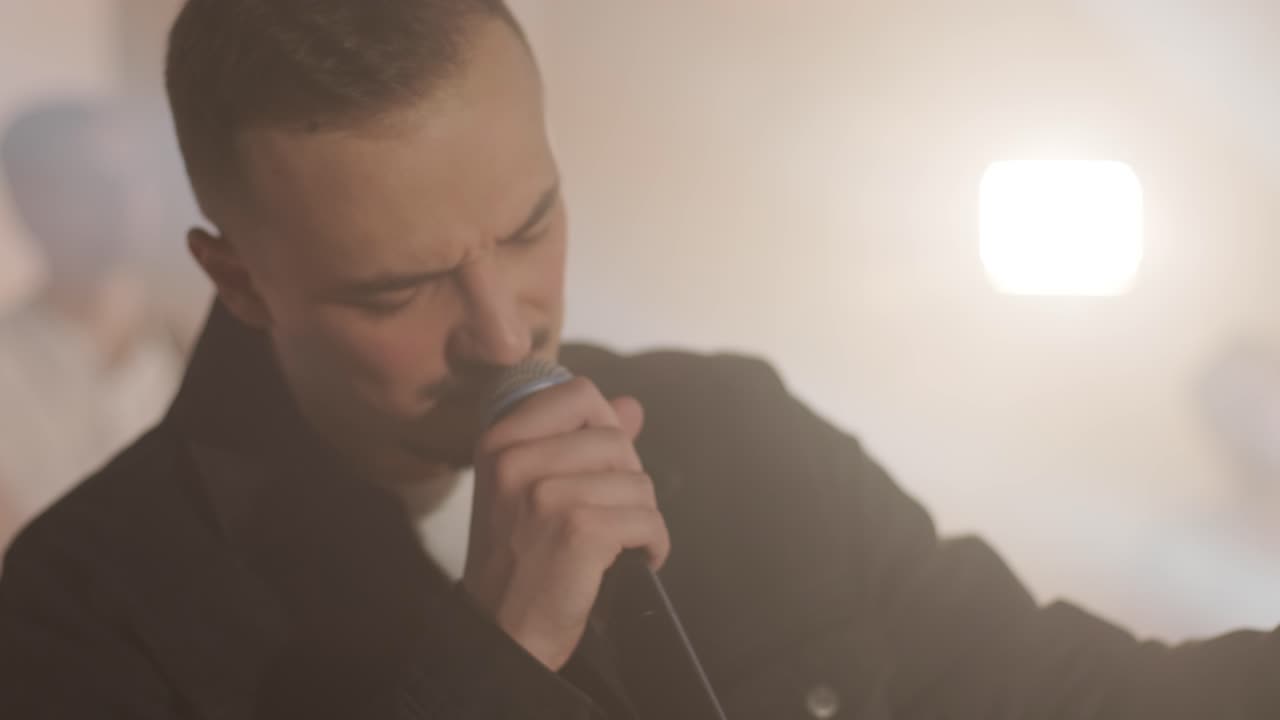 가수, 베이시스트, 피아니스트, 드러머, 기타리스트와 함께 라이브 밴드 공연