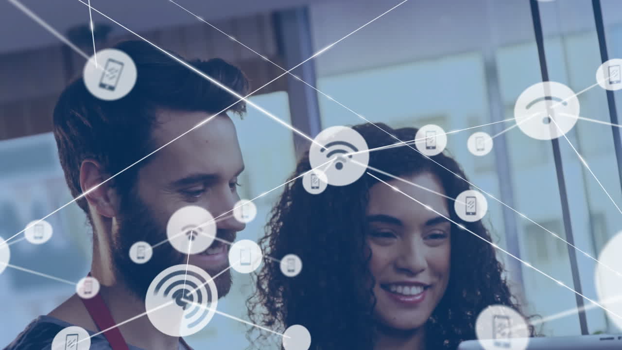 animación de la red de conexiones con iconos wifi sobre diversas personas en el café