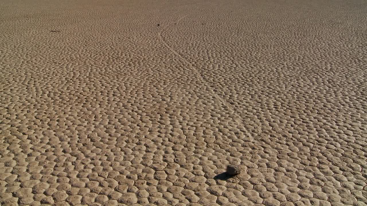 죽음의 계곡 1의 경마장으로 알려진 마른 호수 바닥을 가로지르는 신비한 바위