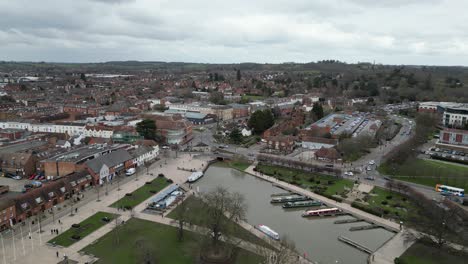 tire hacia atrás revelar stratford upon avon inglaterra drone vista aérea