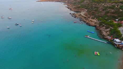 vistas de drones de la mundialmente famosa playa de konnos en la isla mediterránea de chipre a última hora de la tarde después del atardecer con agua de mar turquesa clara