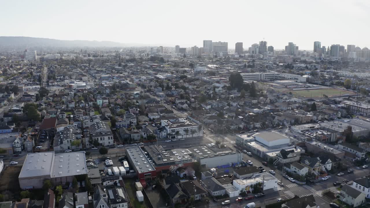 샌프란시스코 교외에서 산까지 4k 공중 돌리