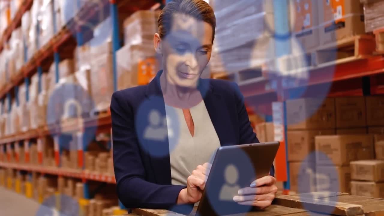 animación de iconos digitales sobre una mujer usando una tableta en un almacén