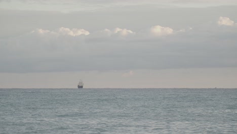 Galeone-Aus-Dem-16.-Jahrhundert,-Andalusisches-Nachbauschiff,-Das-An-Einem-Bewölkten-Tag-Bei-Sonnenaufgang-In-Der-Ferne-Im-Ruhigen-Mittelmeer-Segelt