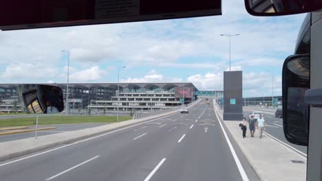 Bei-Tageslicht,-Teilweise-Bewölkter-Himmel,-Ein-Blick-Aus-Einem-Bus-Auf-Dem-Weg-Zum-Terminal-Des-Flughafens-Istanbul