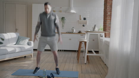 hombre haciendo saltos en casa