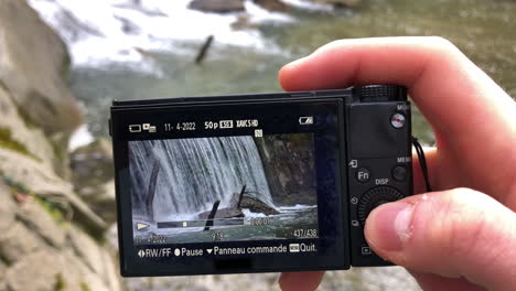 Cascada-En-La-Pantalla-De-Una-Cámara-Compacta-En-La-Naturaleza,-Cine-Al-Aire-Libre