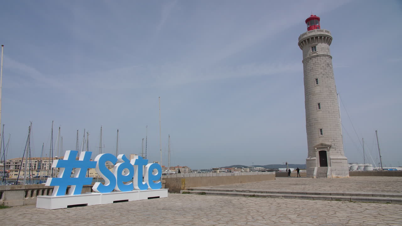 거대한 파란색 표지판 세테 등대 프랑스 항구 오크산티아 항구