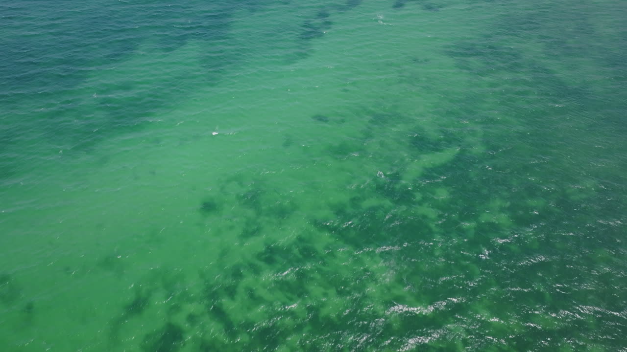 широкоформатные аэрофотоснимки зеленого и голубого средиземного моря с лодками, плывущими среди волн