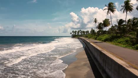 Ein-Auto,-Das-An-Einem-Sonnigen-Tag-Auf-Der-Küstenstraße-In-La-Poterie-In-Grenada-Fährt