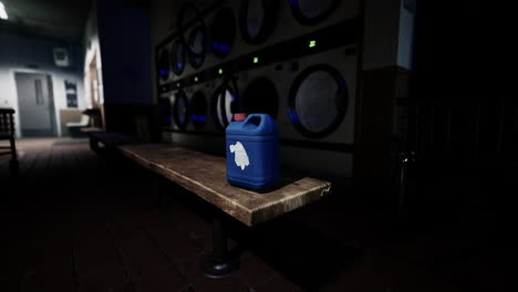 una botella azul de detergente para la ropa en un banco en una lavandería