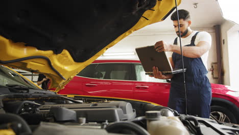 mecánico diagnosticando un coche