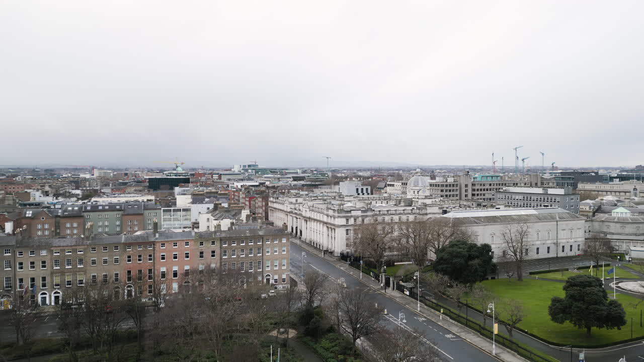 Ripresa con drone in parallax dell'area del Parco di Merrion Square con uno splendido panorama urbano a Dublino, Irlanda, a gennaio.