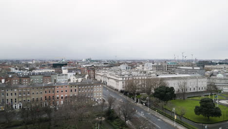 Toma-De-Paralaje-Con-Drones-En-El-área-Del-Parque-Merrion-Square-Con-Un-Hermoso-Paisaje-Urbano-En-Dublín,-Irlanda,-Durante-El-Mes-De-Enero