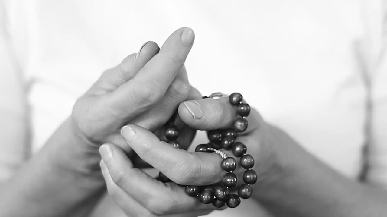 Vídeos de stock con manos rezando y crucifijo con cruz y personas