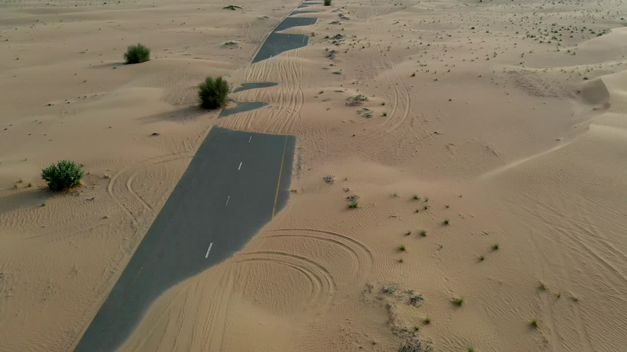 4k 드론 영상, 사막 사이의 도로, 두바이의 반 사막 도로, 아랍에미리트의 높은 모래 언덕 사막의 지질적 풍경, 드론 비디오