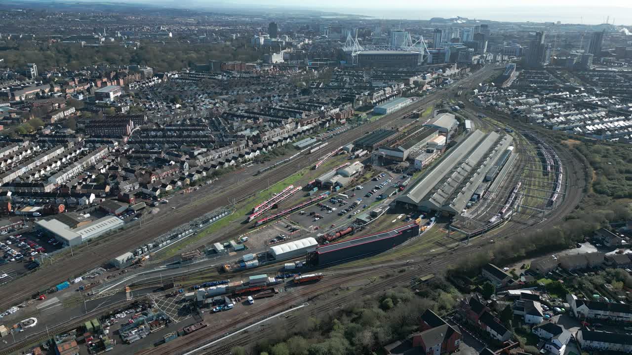 cardiff paisaje urbano vista aérea con el estadio del milenio en la distancia durante el amanecer