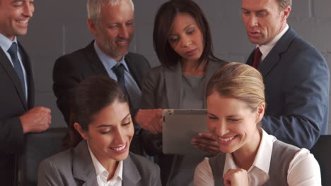 Gente-De-Negocios-Trabajando-Junto-Con-Tableta