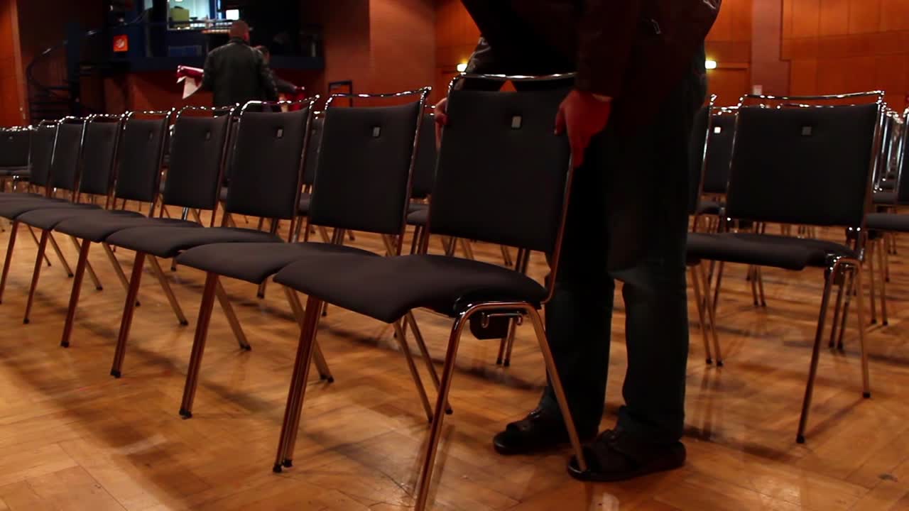 se están preparando los asientos de la sala de conferencias.