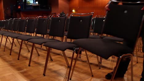 sitzplätze im konferenzsaal werden vorbereitet