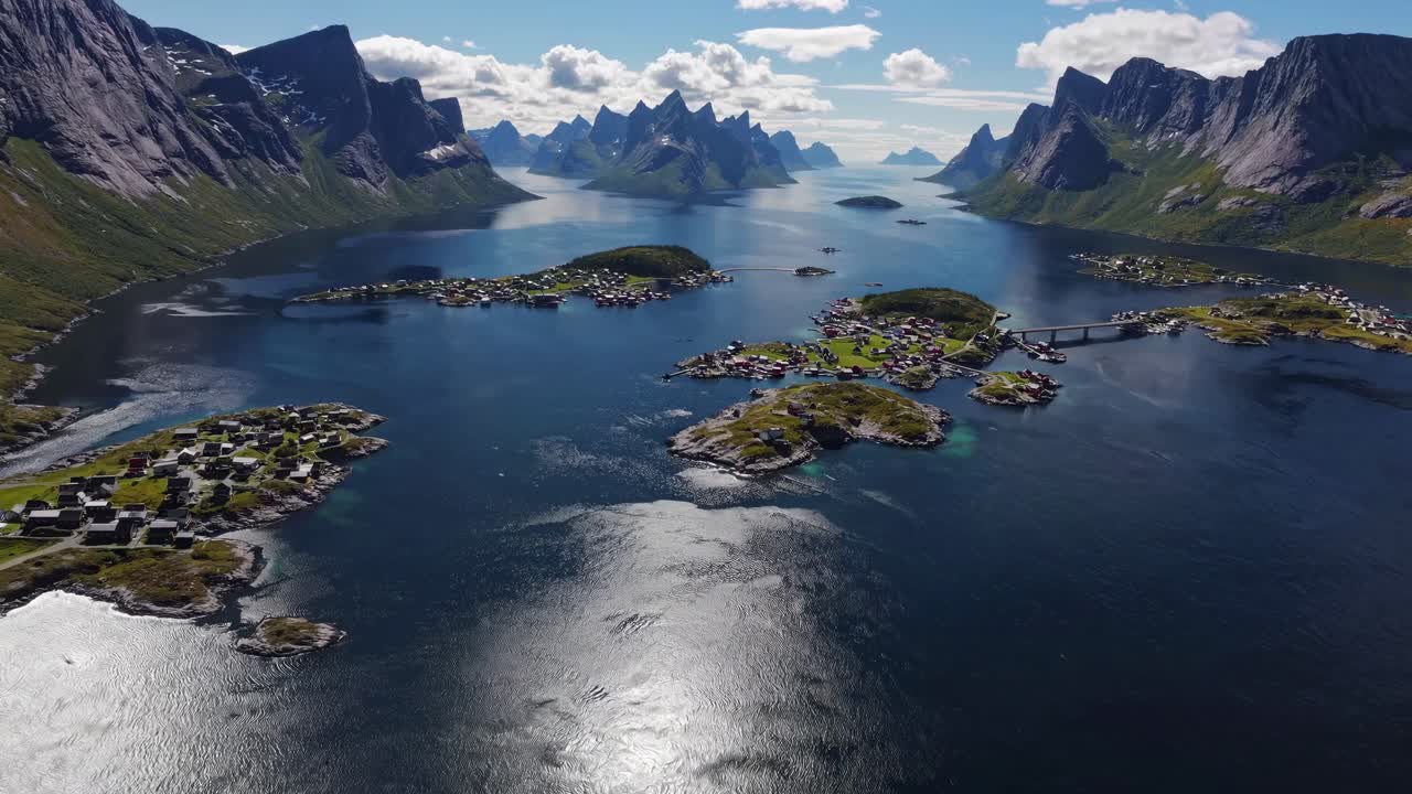 Flygvideo fångar ett fantastiskt fjordlandskap med spridda öar och frodig grönska