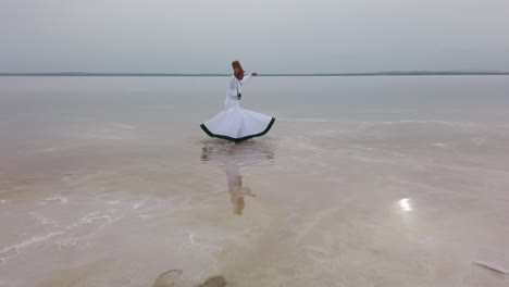 puesta de sol y girando en el mar, sufi. sufi girando (turco: semazen)