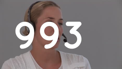 animación de números cambiantes sobre una mujer con auriculares de teléfono
