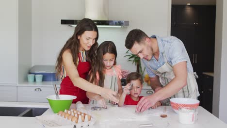 Feliz-Familia-Caucásica-Horneando-Juntos,-Preparando-Galletas-En-La-Cocina