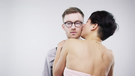 Lustiger-Nerd-Typ,-Sexy-Frau,-Die-Zeitlupen-Hochzeitsfotoautomatenserie-Tanzt