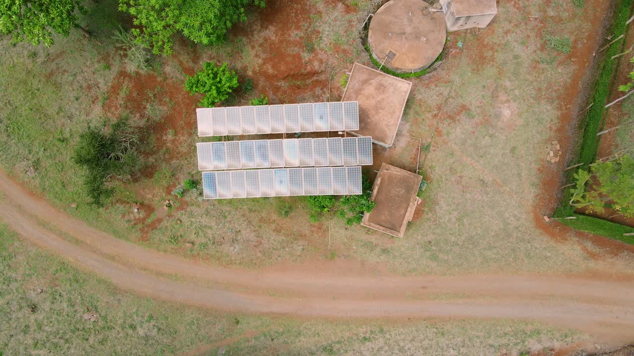 Et vannsystem i det landlige Afrika drevet av solenergi
