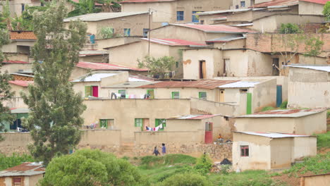 primer plano medio de casas en la ladera de una barriada en ruanda