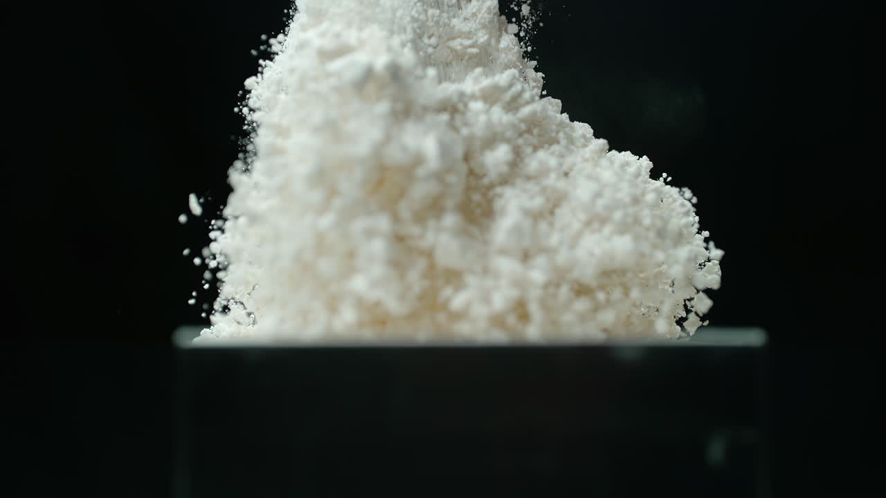 한 사람이 가루로 가득 찬 그에서 무언가를 뽑고 있다