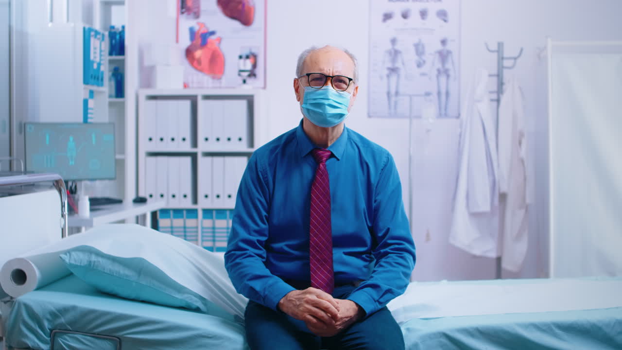 Anziano in attesa dei risultati medici