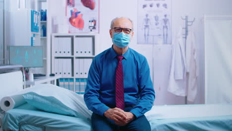 un anciano está esperando los resultados del médico.