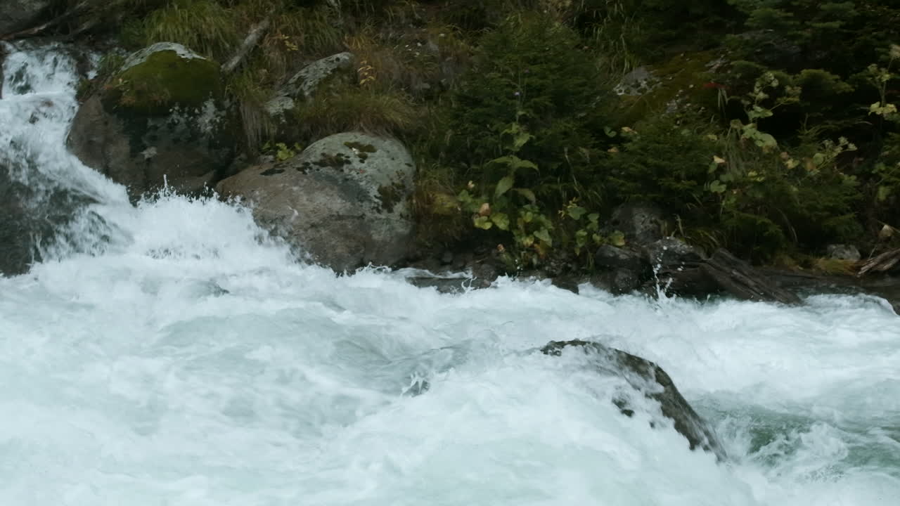 빠르게 흐르는 산의 하천