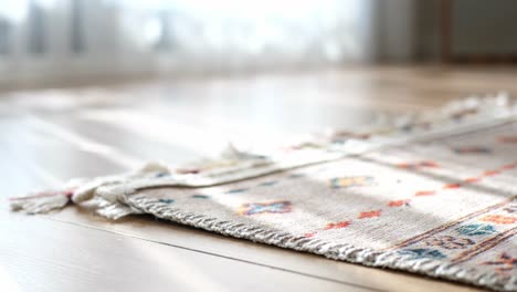 primer plano de una alfombra colorida en un piso de madera