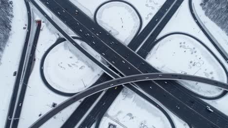 vista aérea de una intersección de autopistas cubierta de nieve en invierno.