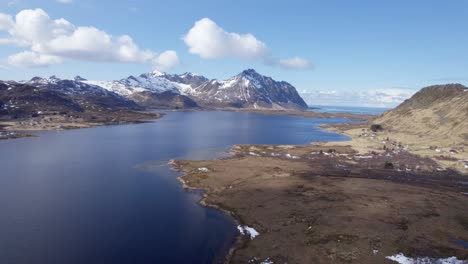 fotografía aérea de las montañas cubiertas de nieve en las islas lofoten a finales del invierno cerca de borg