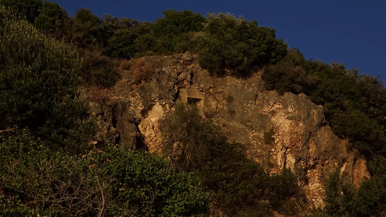 búnker escondido en la colina de los olivos para la defensa militar durante el régimen comunista en albania, construcción de cemento en la costa