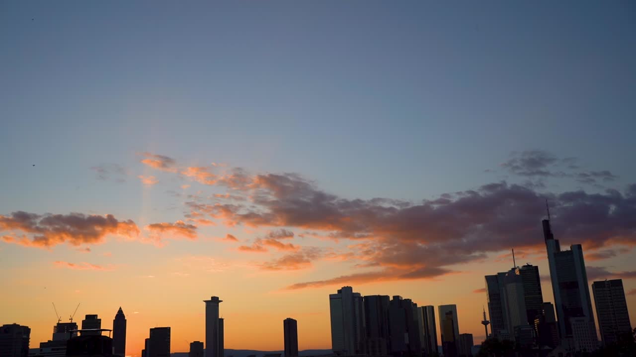 Atardecer sobre el horizonte de Fráncfort con nubes vibrantes.