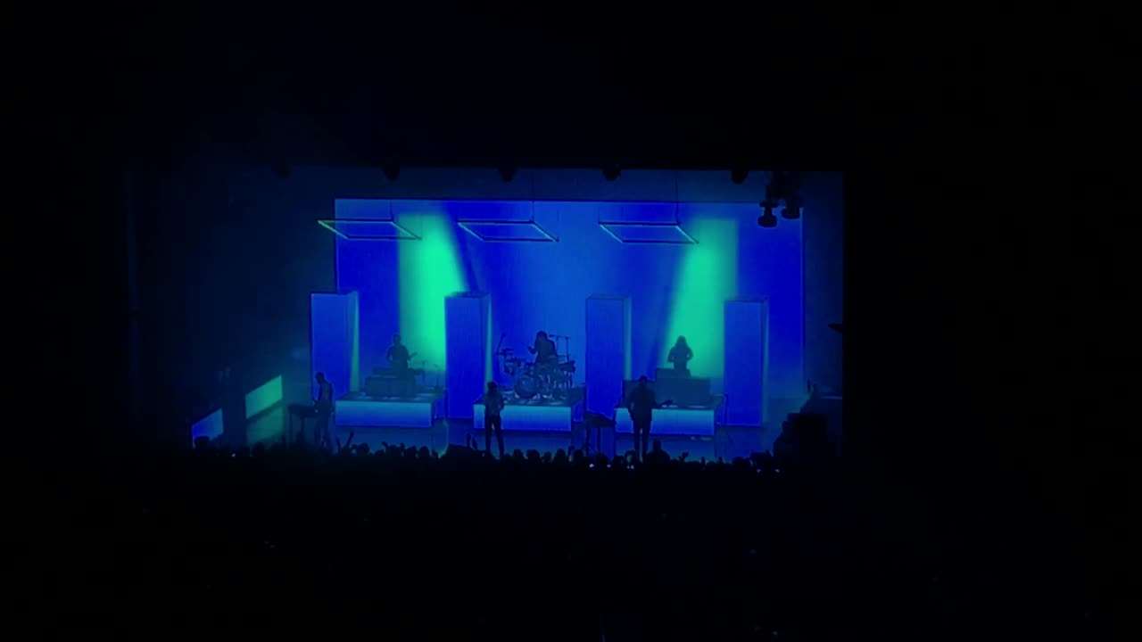 banda en vivo actuando en la sala de conciertos