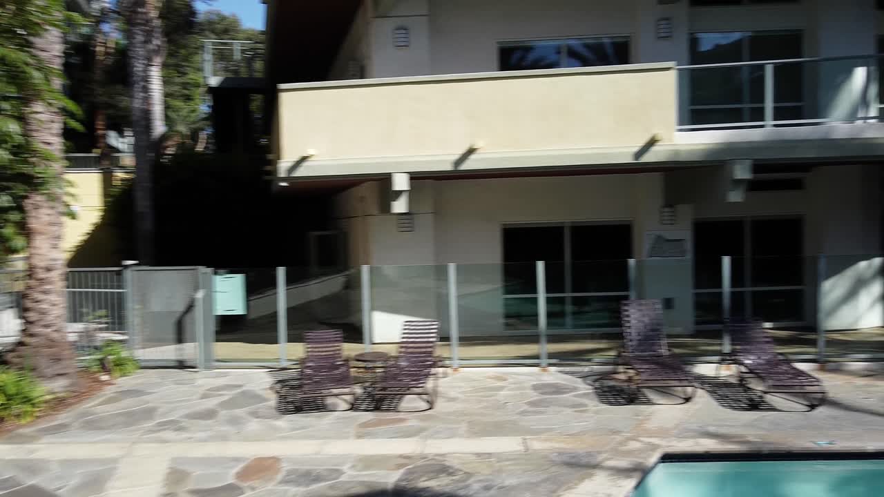 Ripresa con drone di una piscina e di un complesso di appartamenti per vacanze.