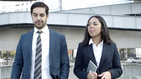 colegas de negocios profesionales hablando y caminando por la calle