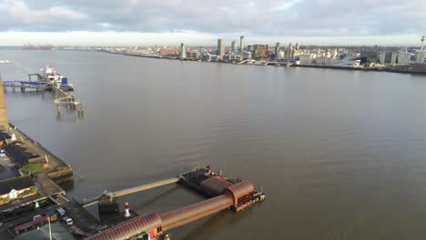 Woodside-Ferry-Village-Terminal-Luftabsenkung-Blick-Auf-Die-Skyline-Von-Birkenhead-Liverpool-Harbour