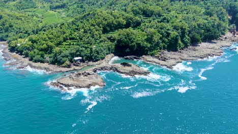 印尼爪<unk>島熱帶地區的gedombo海岸上的火山岩石,空中圖