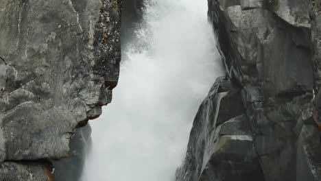 Siguiendo-El-Agua-Que-Cae-De-La-Cascada-En-Cámara-Lenta